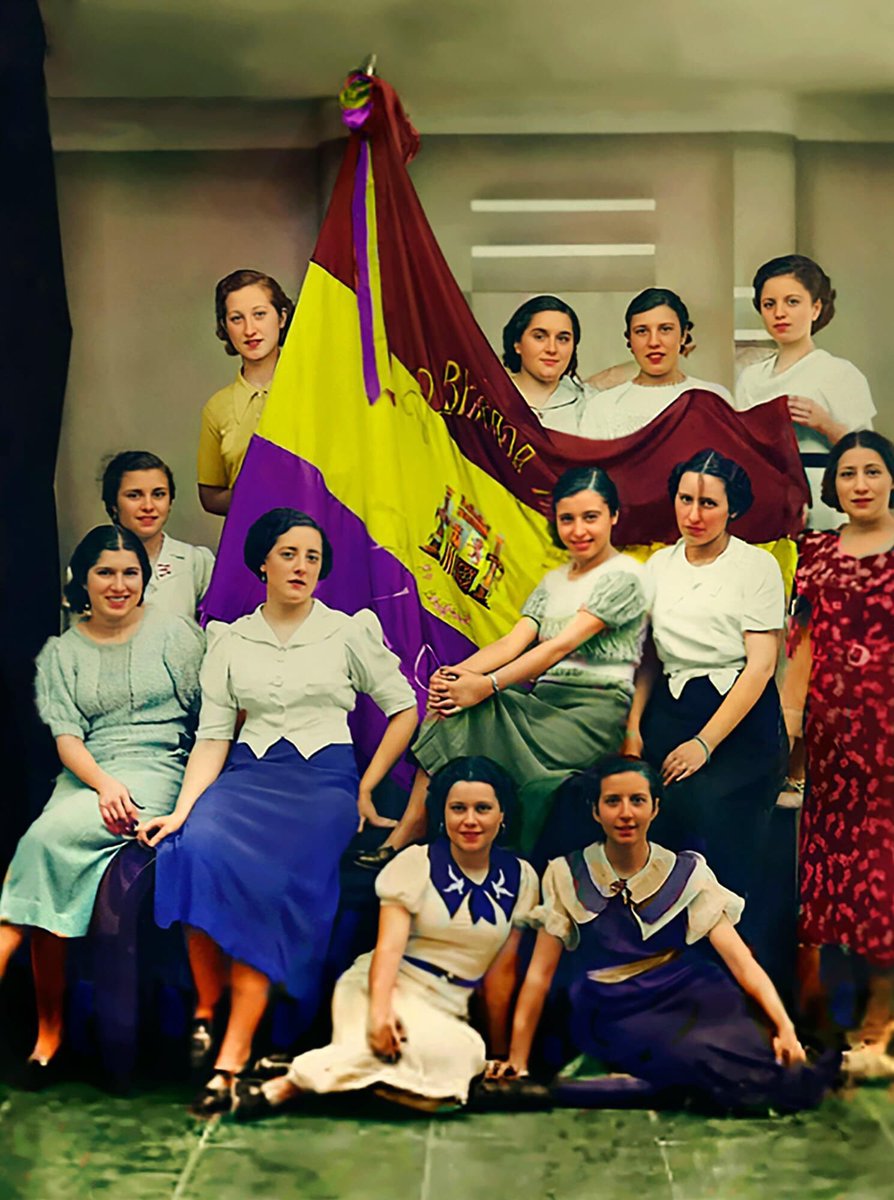 «𝑬𝒏 𝒍𝒂 𝒃𝒂𝒏𝒅𝒆𝒓𝒂 𝒅𝒆 𝒍𝒂 𝑳𝒊𝒃𝒆𝒓𝒕𝒂𝒅 𝒃𝒐𝒓𝒅𝒆́ 𝒆𝒍 𝒂𝒎𝒐𝒓 𝒎𝒂́𝒔 𝒈𝒓𝒂𝒏𝒅𝒆 𝒅𝒆 𝒎𝒊 𝒗𝒊𝒅𝒂» Federico García Lorca (1898 - 1936) 

1936 ➖ 🖼️ de mujeres tras bordar la bandera republicana, (<a href="/latinapaterson/">Tina Paterson</a>) #PírateYaBorbón