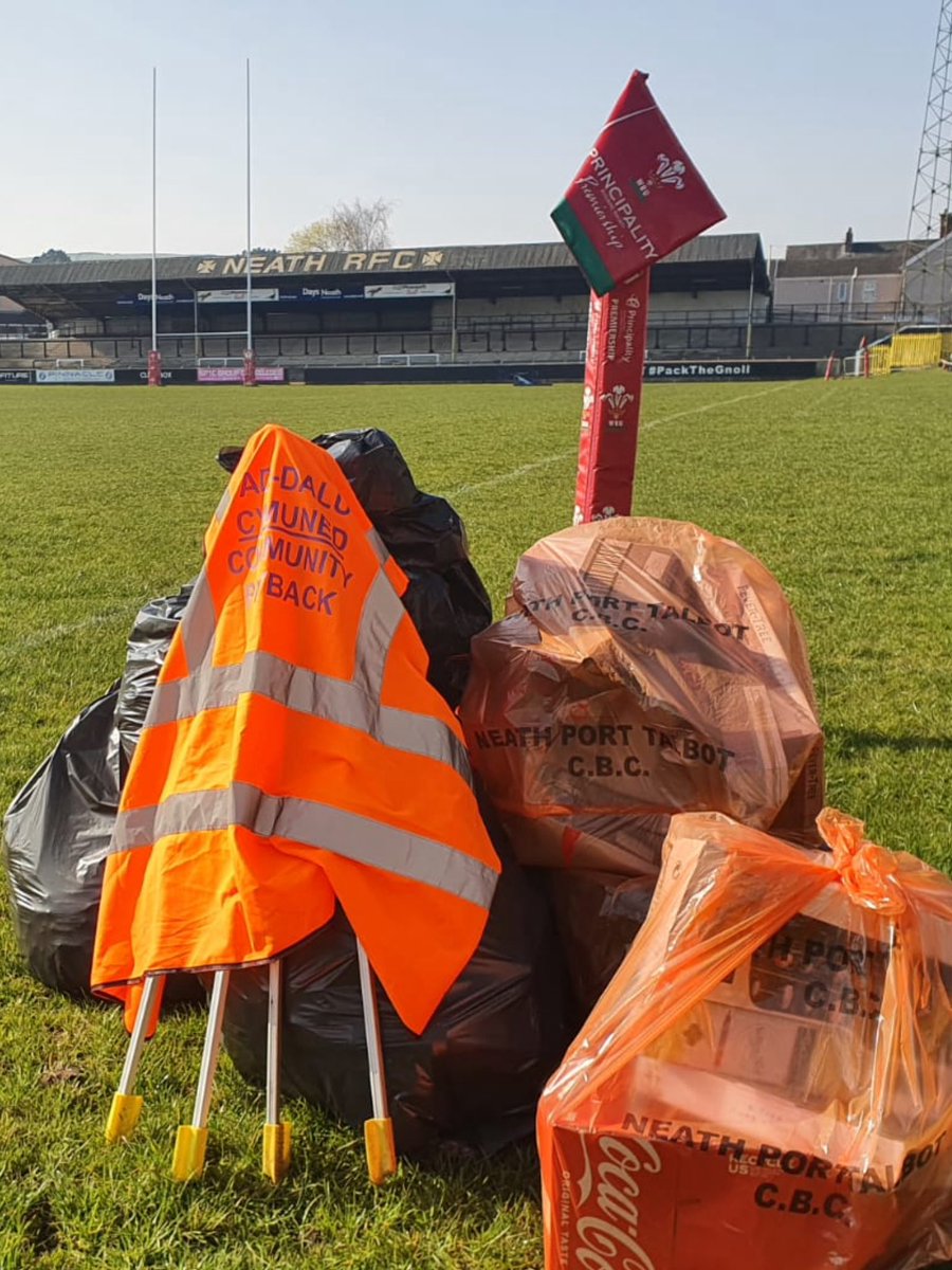 We've been working @NeathRugby club before their game today against Beddau <a href="/WelshRugbyUnion/">Welsh Rugby Union 🏴󠁧󠁢󠁷󠁬󠁳󠁿</a> @kathyatkwt 
#SpringCleanWeek 
#SpringCleanCymru 
#CommunityPaybackWorks 
#PutYourLitterInTheBinsProvided