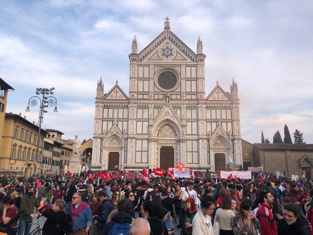DinamoPress's tweet image. 25mila persone attraversano Firenze per il corteo #gkn di convergenza. Le alternative alla crisi e alla guerra sono già qui al grido #insorgiamo.