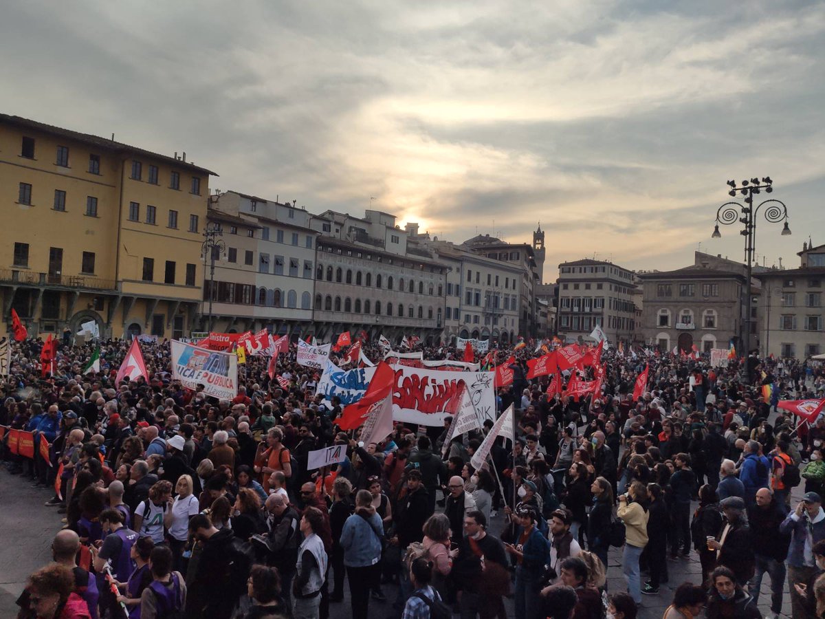DinamoPress's tweet image. 25mila persone attraversano Firenze per il corteo #gkn di convergenza. Le alternative alla crisi e alla guerra sono già qui al grido #insorgiamo.