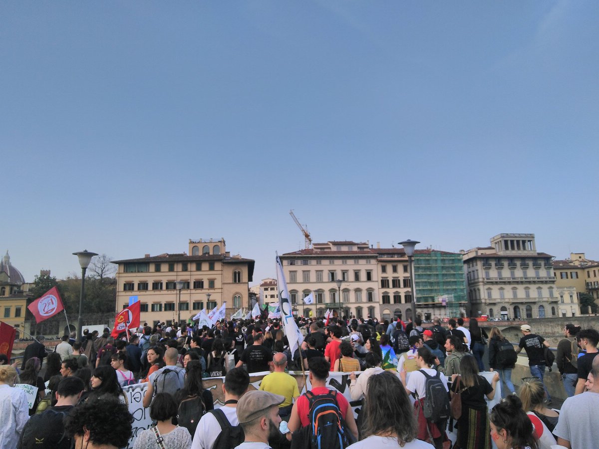 DinamoPress's tweet image. 25mila persone attraversano Firenze per il corteo #gkn di convergenza. Le alternative alla crisi e alla guerra sono già qui al grido #insorgiamo.