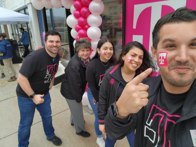 Vincentdesant57's tweet photo. Hanging out with the mayor of North Adams!! #TMobileRocks @Giovanni_foodie @27Bulldogs https://t.co/iocJh2XL5T