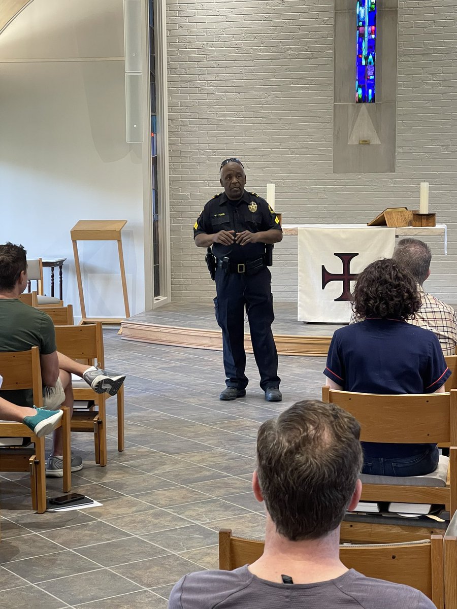 LGBTQ+ unit giving a safety training with Sgt. Ford at St. Thomas Episcopal Church. #CommunityPolicing #RunHideFight  #dpdsowingthegoodseed
#dpdsembrandolabuenasemilla @AShawDPD @DPDChiefGarcia @DallasPD @DPDMunoz