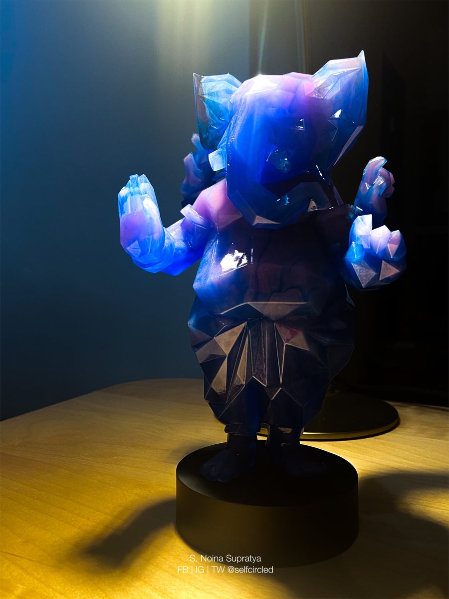selfcircled's tweet image. Lowpoly Ganesha ‘Nebulous Glow’ 
มาส่งแล้ว กิ๊วก๊าว สวยมากจริง กล่องก็เริ่ดมาก
เรซินผสมสารเรืองแสง
ผลิต 25 unit, เอฟแทบไม่ทัน (จริงๆ ก็ไม่ทัน แต่มีคนเท 555)
#KaijuSmuggler #FastFabb