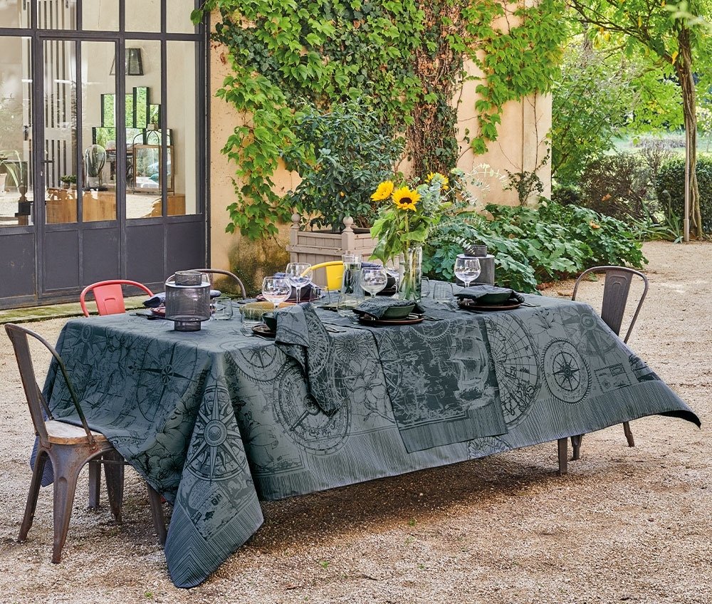 Didriks190's tweet image. Travel the world and sail away with the @GTlinensUSA Rose Des Vents Encre linens ⛵ Reminiscent of days at sea, this collection features boat and compass motifs and a sophisticated color palette 🌊

Shop the collection: l8r.it/1U5Y
.
.
.
#garnierthiebaut #frenchlinens