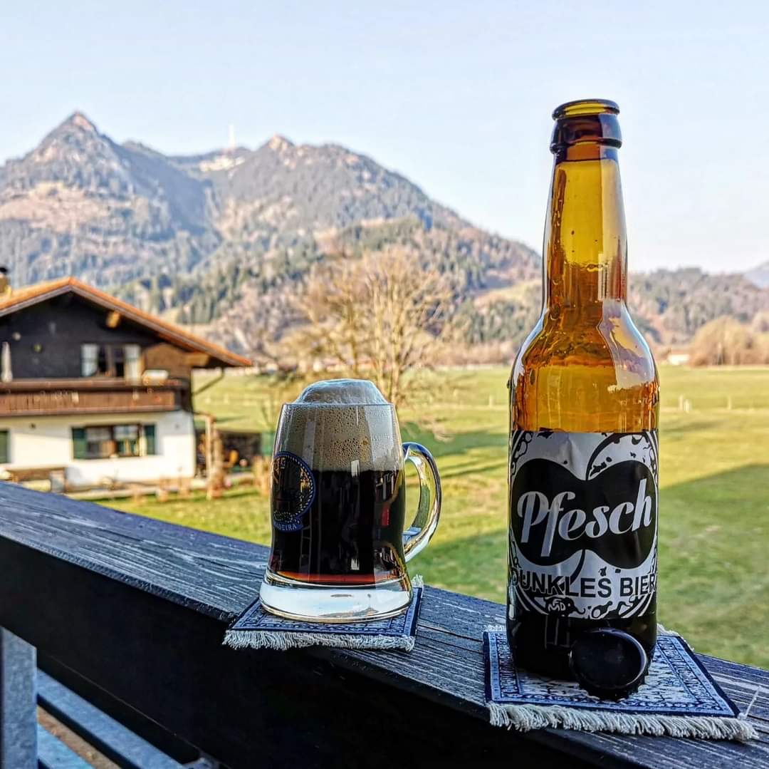 brunnenbraeu's tweet photo. Brauerei Pfesch - Dunkles Bier (***) 5,0%

#beerwithaview #beeronthecarpet

#pfesch #brauereipfesch #dunklesbier #dunkel #dunkles https://t.co/vEMTUr7A1Q