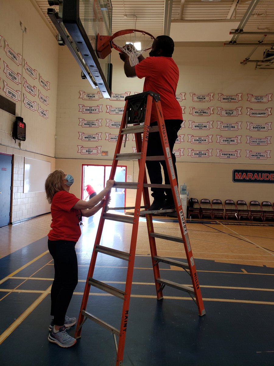 Half-time of the 10:15 5A Boys Hoopla 22, Saskatoon's Aden Bowman is leading 39 to 23 vs PA's Carlton. The <a href="/MillerCHS/">MillerCCHS</a> host staff did an excellent job of replacing a damaged net during half-time! They went above and beyond putting up 2 new nets! 👏 <a href="/shsaasport/">SHSAAsport</a> <a href="/RHSAAthletics/">RHSAA</a>