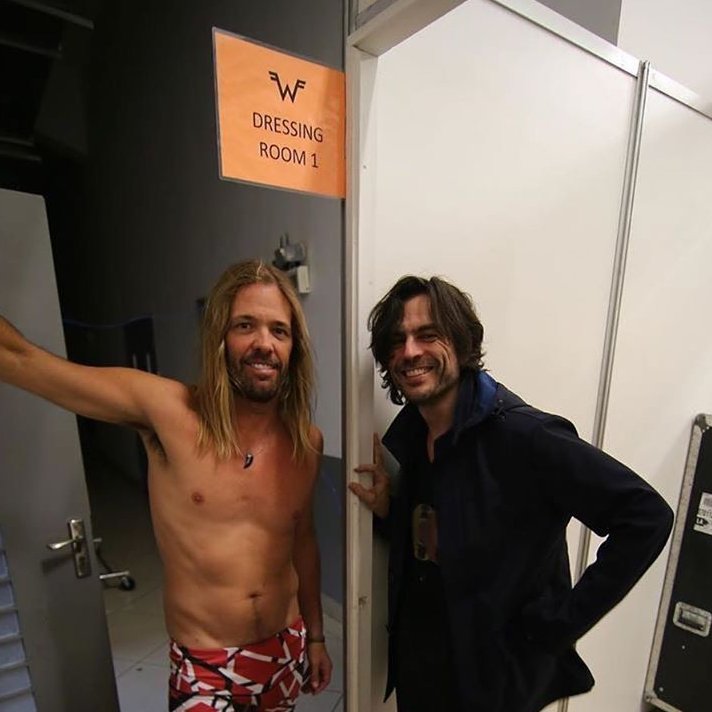 weezerBR's tweet photo. Lamentamos muito a morte do Taylor Hawkins e desejamos força a todos os fãs da @FooFighters_BR, qual compartilhamos muitos.

Um músico querido tanto pelos fãs de Weezer como amigo e admirado pela própria banda. 🖤 https://t.co/nsO90JAbaU
