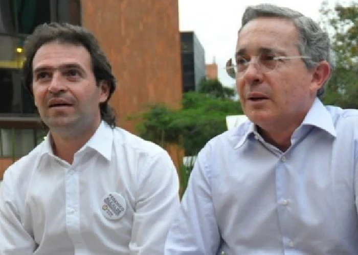 CarlArthurKing's tweet photo. @AlvaroUribeVel Comunidad informa:

"En finca El Ubérrimo, el campesino narcotraficante, ladrón del erario, corruptor de la institucionalidad, comandante político supremo de las AUC y Genocida Álvaro Uribe Vélez, crea odio y agita campaña @FicoGutierrez con banderas de la Oficina de Envigado". https://t.co/dHw5sCgEja