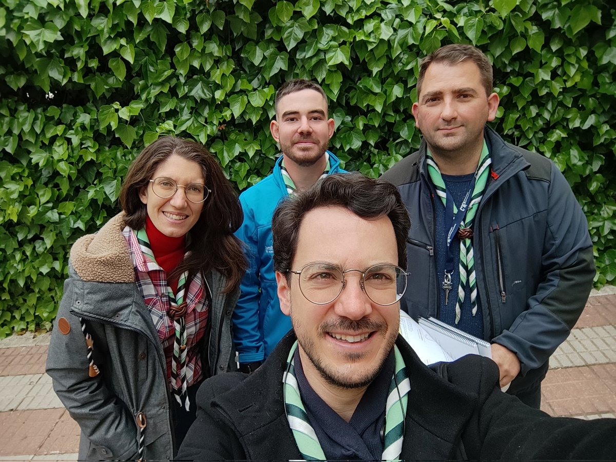 Hoy nos hemos acercado alguna gente a hablar con nuestros adolescentes favoritos sobre las malditas guerras y de formas de hacer la paz. A los adolescentes les dejamos sin foto, que bastantes tienen con sus redes.