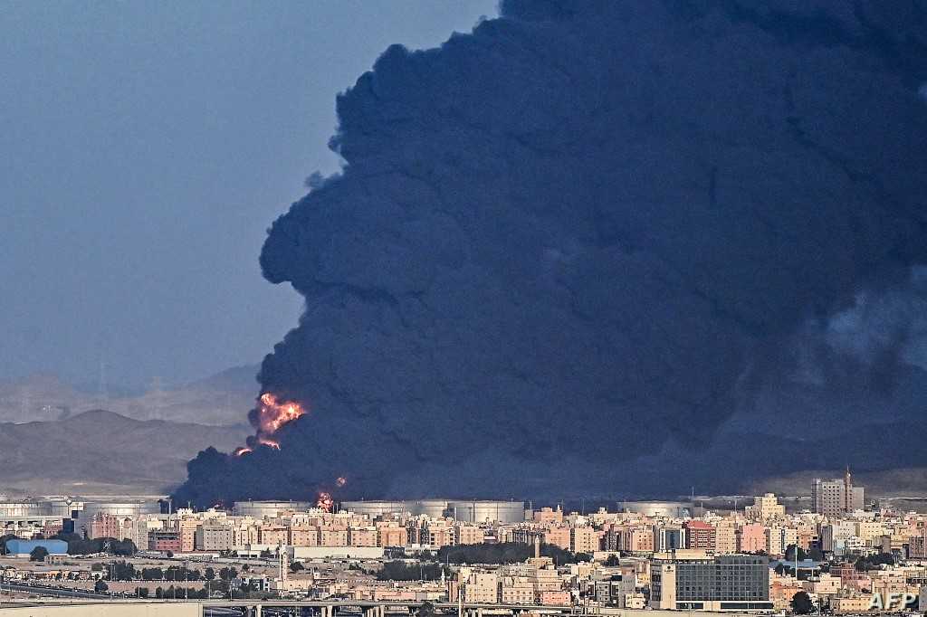 إيران تفاوض في فيينا.
وتطلق أذرعتها لاستهداف دول الخليج
والمجتمع الدولي يصرخ ويندد من أجل إمدادات النفط ويستنكر صواريخ الحوثيين، ليكون الحل بالنفط الإيراني..