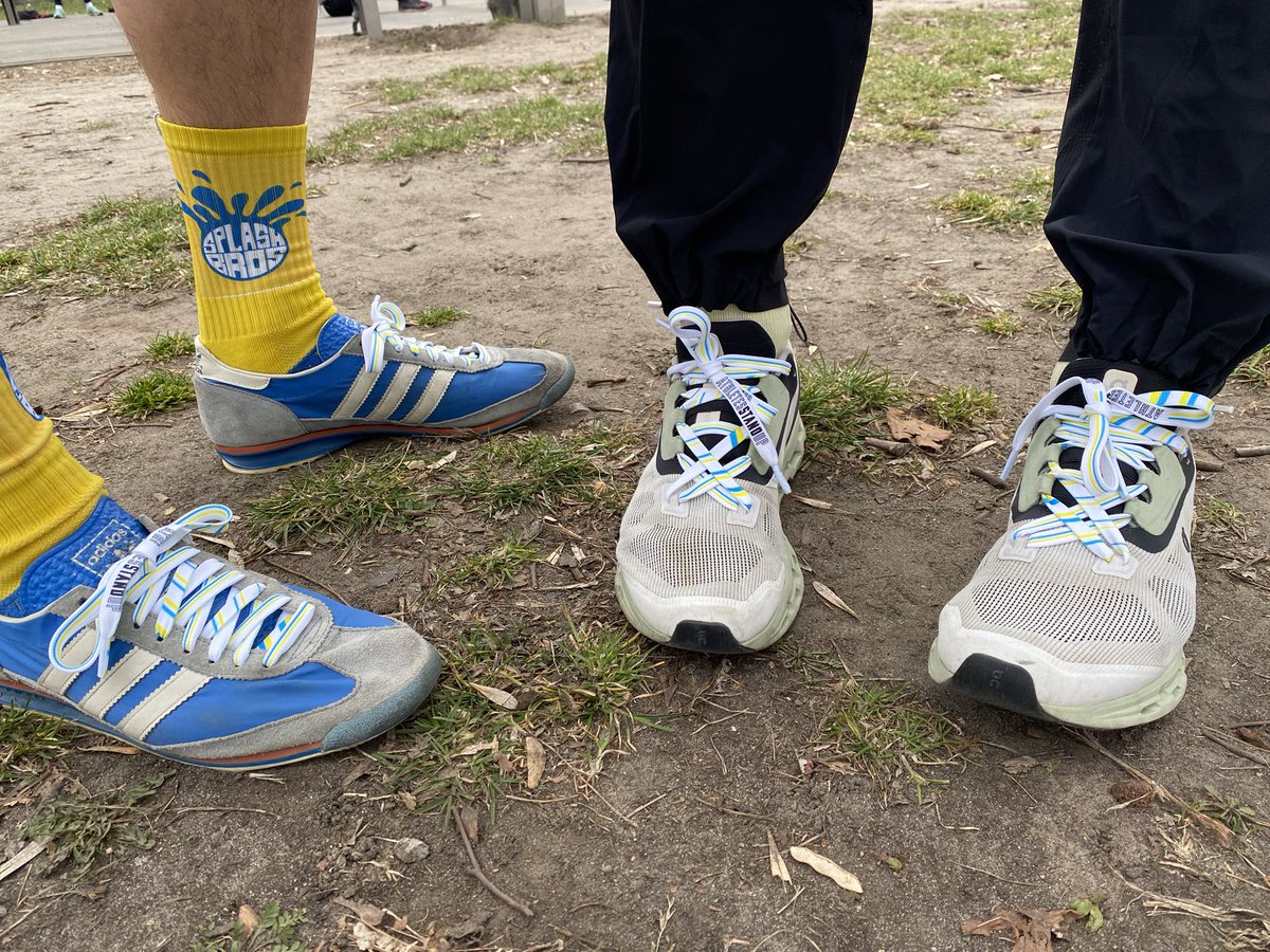 Workout im Park mit <a href="/active_giving_/">Active Giving</a>‘s Laurent Petit und die #AthletesStandUp Laces sind mit am Start 💙💛

bit.ly/AthletesStandUp

Supportet die Menschen in der Ukraine mit Eurer Spende und erhaltet als Dankeschön 1 Paar <a href="/AthletesStandUp/">#AthletesStandUp</a> Schnürsenkel 🕊