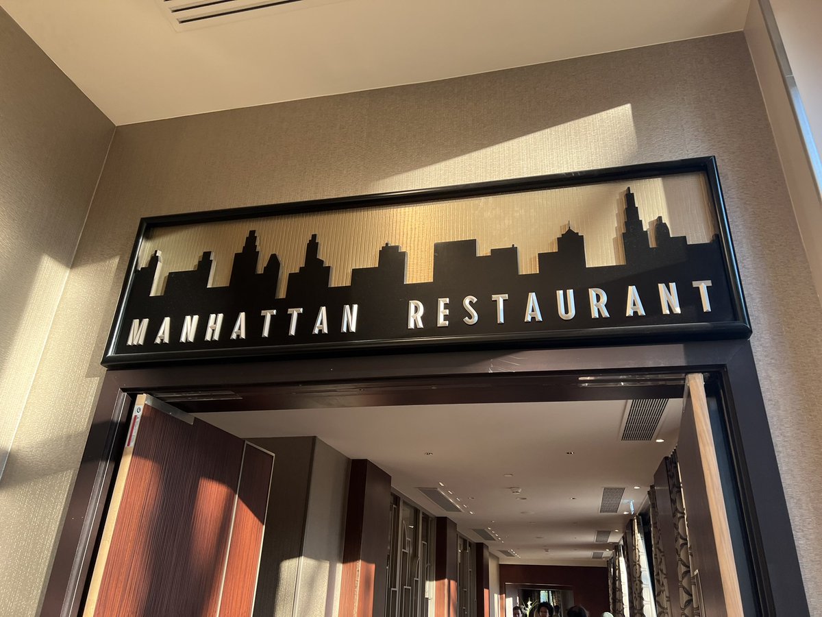 This early evening we are checking out the Manhattan Restaurant under its new format and gorgeous theming.

The huge chandelier in the middle of the restaurant is inspired by the palace of Asgard, home of the God of Thunder Thor. #ArtOfMarvelHotel #DLPlive https://t.co/geJa8eGJTw