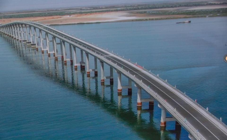 PR_Senegal's tweet photo. Le Président @Macky_Sall a inauguré ce samedi le Grand Pont à péage de Foundiougne.
Le Chef de l’Etat a fait part à cette occasion de sa décision de donner le nom de ce Grand pont à péage à Nelson Mandela, ancien Président sud-africain et héros de la lutte contre l’apartheid. https://t.co/ZuokkQprZF