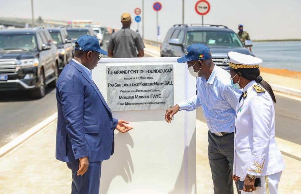 PR_Senegal's tweet photo. Le Président @Macky_Sall a inauguré ce samedi le Grand Pont à péage de Foundiougne.
Le Chef de l’Etat a fait part à cette occasion de sa décision de donner le nom de ce Grand pont à péage à Nelson Mandela, ancien Président sud-africain et héros de la lutte contre l’apartheid. https://t.co/ZuokkQprZF