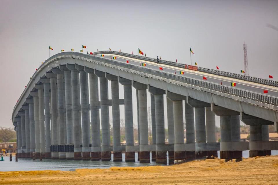 Le Président <a href="/Macky_Sall/">Macky Sall</a> a inauguré ce samedi le Grand Pont à péage de Foundiougne.
Le Chef de l’Etat a fait part à cette occasion de sa décision de donner le nom de ce Grand pont à péage à Nelson Mandela, ancien Président sud-africain et héros de la lutte contre l’apartheid.