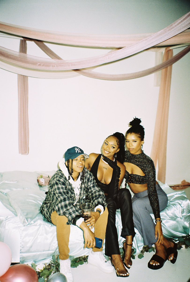 Fuckelmont's tweet photo. Hopeless romantic 2 listening party !
Shot by me! https://t.co/cTQEQjzst1