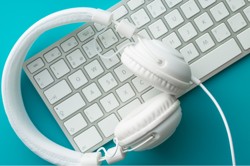 MeghanMBiro's tweet photo. The pandemic forced us to figure out how to manage online #meetings.

#Video on or off? The debate rolls on. Meanwhile, here's good how-to advice for audio-only sessions that engage ➡️ https://t.co/8zdxoncpxR by our blog contibutor, Kelly Lowe

#virtualmeetings #worktech https://t.co/7DAwVvqC91