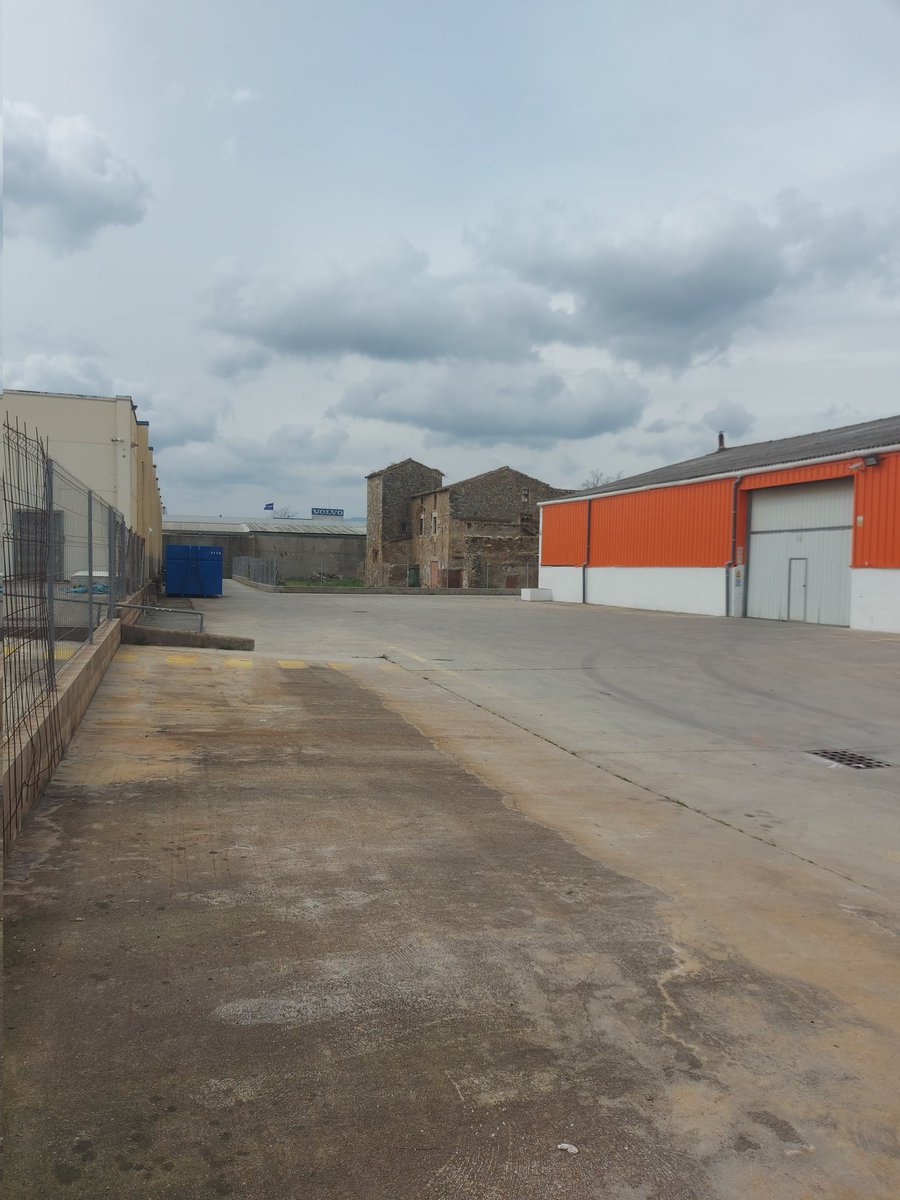 Molt a prop l'una de l'altra, aquestes dues masies del terme de Salt estan agonitzant. De poc serveixen ara les torres per defensar-se de la pressió urbanística i la deixadesa institucional.