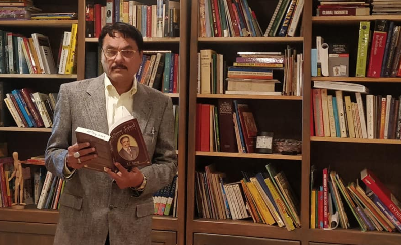 One of the most famous poets in mushairas for over five decades, Manzar Bhopali, goes through Iqbal's poetry in this photo. His she'r on heritage:
Apne purkho.n ki viraasat ko sambhalo warna
Abki baarish mein ye diwar bhi gir jaayegi
#Bhopal #MadhyaPradesh #Urdu #Literature #Poet