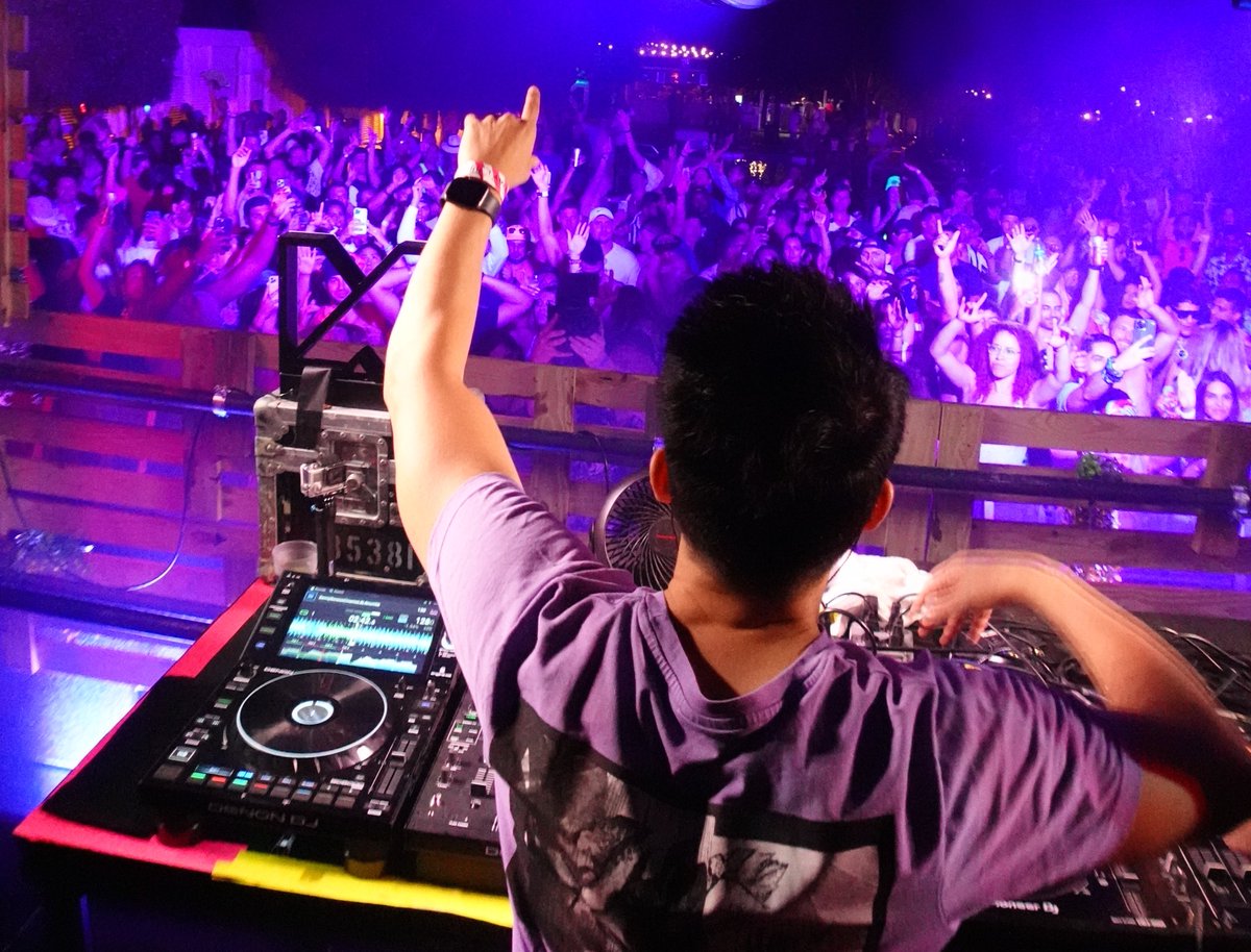denon_dj's tweet photo. Miami vibes with @LaidbackLuke at the @MixmashRecords pool party https://t.co/652DGsM3hL