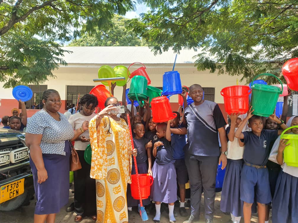 JohnMbundi's tweet photo. Pamoja na kushika nafasi ya mwisho kupitia #SWASHCompetition, shule ya Msingi Buguruni pia iliweza kupatiwa zawadi ya vifaa mbalimbali kwa ajili ya kuendelea kuimarisha Usafi wa Vyoo shuleni hapo. 
@Y4CLab @UNICEFTanzania @coict_udsm https://t.co/FxbMwSJBpS