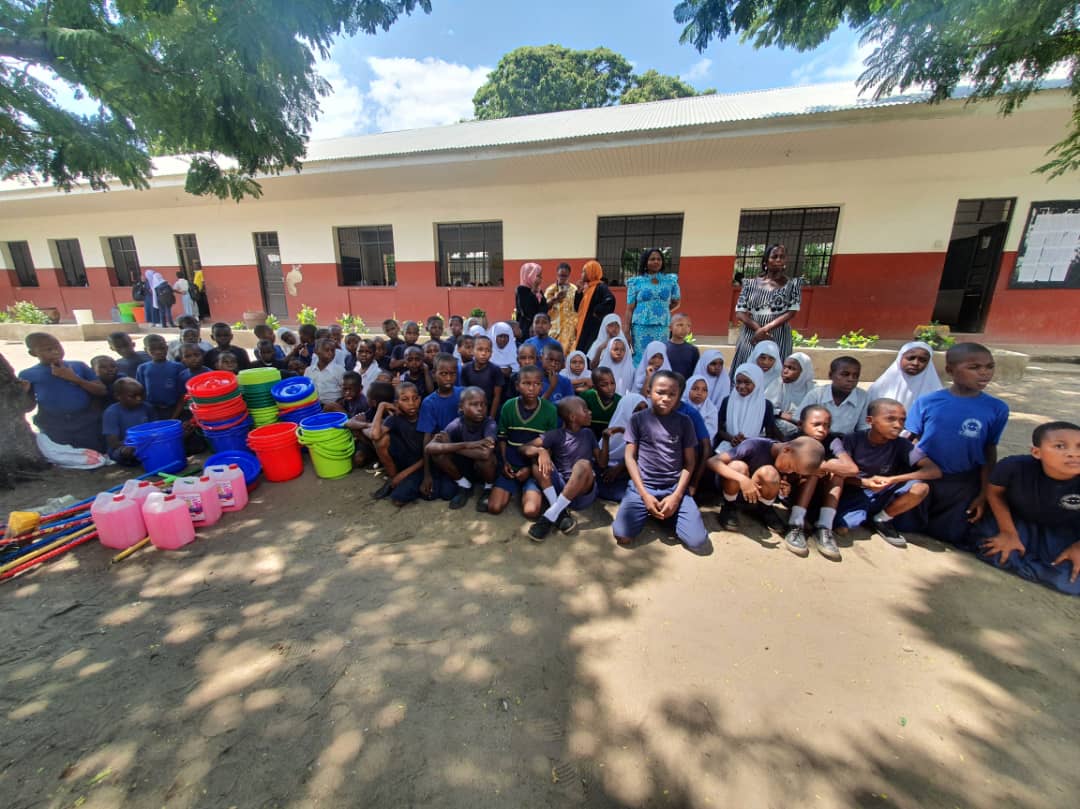 JohnMbundi's tweet photo. Pamoja na kushika nafasi ya mwisho kupitia #SWASHCompetition, shule ya Msingi Buguruni pia iliweza kupatiwa zawadi ya vifaa mbalimbali kwa ajili ya kuendelea kuimarisha Usafi wa Vyoo shuleni hapo. 
@Y4CLab @UNICEFTanzania @coict_udsm https://t.co/FxbMwSJBpS