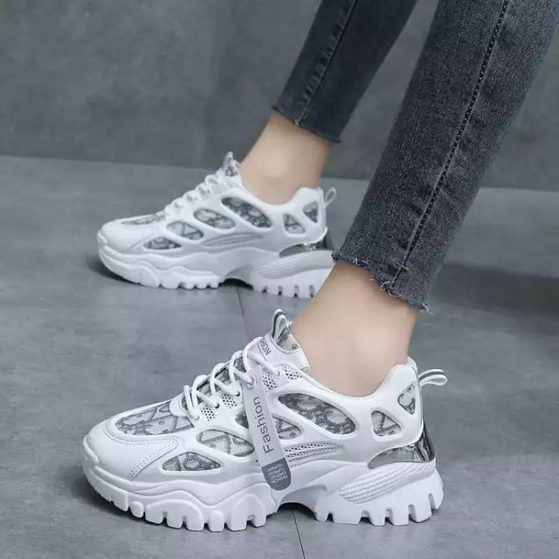 bestslaywardrob's tweet image. White or black 
Buy for yourself or buy for me😉
I like sneaks
Available in size 37 _42
Location: Lagos.
What you see is wat you get .
God bless you as you buy 🙏