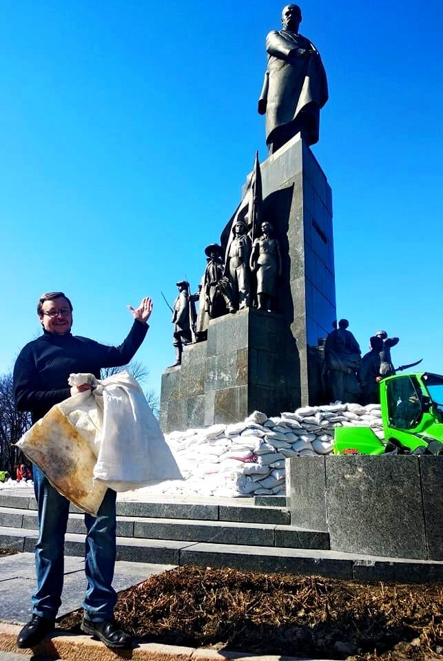faustvincent's tweet image. Entre deux bombardements, #Kharkiv protège son symbole le plus précieux, la statue du poète Taras Chevtchenko. Ce monument de 16 mètre de haut,érigé avant la 2e guerre mondiale, est "un symbole de tout ce qui est ukrainien à Kharkiv", explique le journaliste Volodymyr Tchistiline