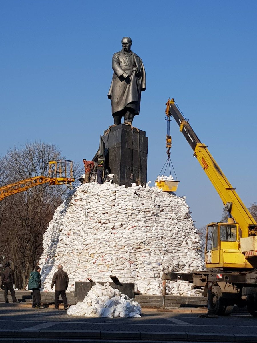 faustvincent's tweet image. Entre deux bombardements, #Kharkiv protège son symbole le plus précieux, la statue du poète Taras Chevtchenko. Ce monument de 16 mètre de haut,érigé avant la 2e guerre mondiale, est "un symbole de tout ce qui est ukrainien à Kharkiv", explique le journaliste Volodymyr Tchistiline