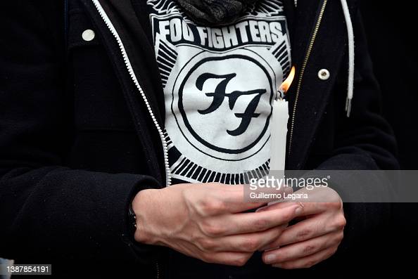 A fan of U.S. band Foo Fighters holding a lit candle stands outside Casa Medina Hotel where the band's drummer Taylor Hawkins was found dead on March 26, 2022 in Bogota, Colombia. 

More from the memorial 👉bit.ly/3tH6Nnf