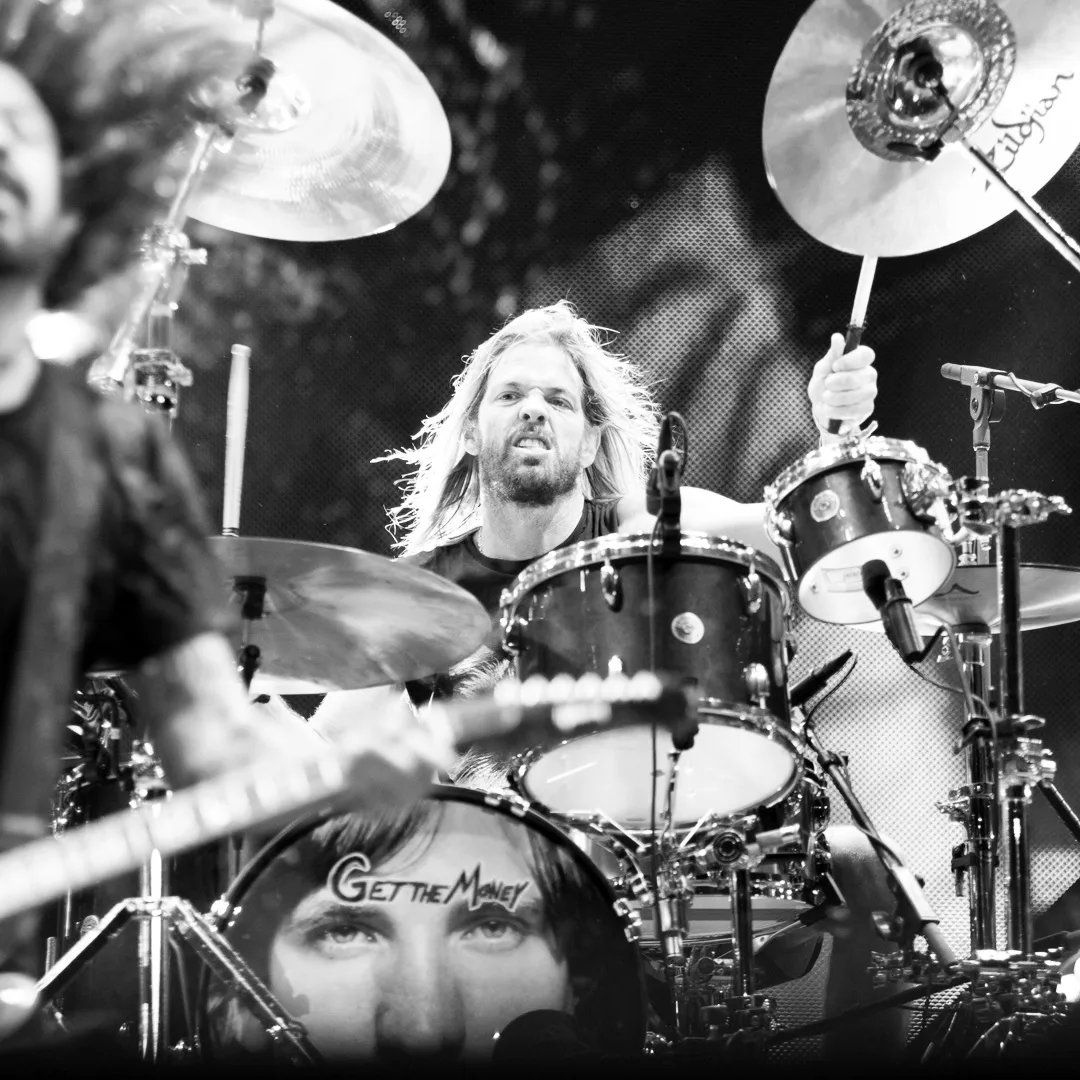 Vorterix's tweet photo. Batero de bateros. Amigo de la casa. El dolor es inmenso, su música también.

Adiós Taylor Hawkins, gracias por todo. https://t.co/oSIe0RplTo
