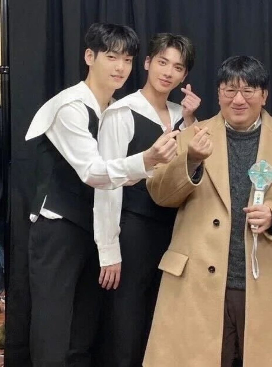 doopal_txt's tweet photo. 최애가 왼쪽에 있으면 RT, 오른쪽에 있으면 맘찍 https://t.co/O6GhfhuueF