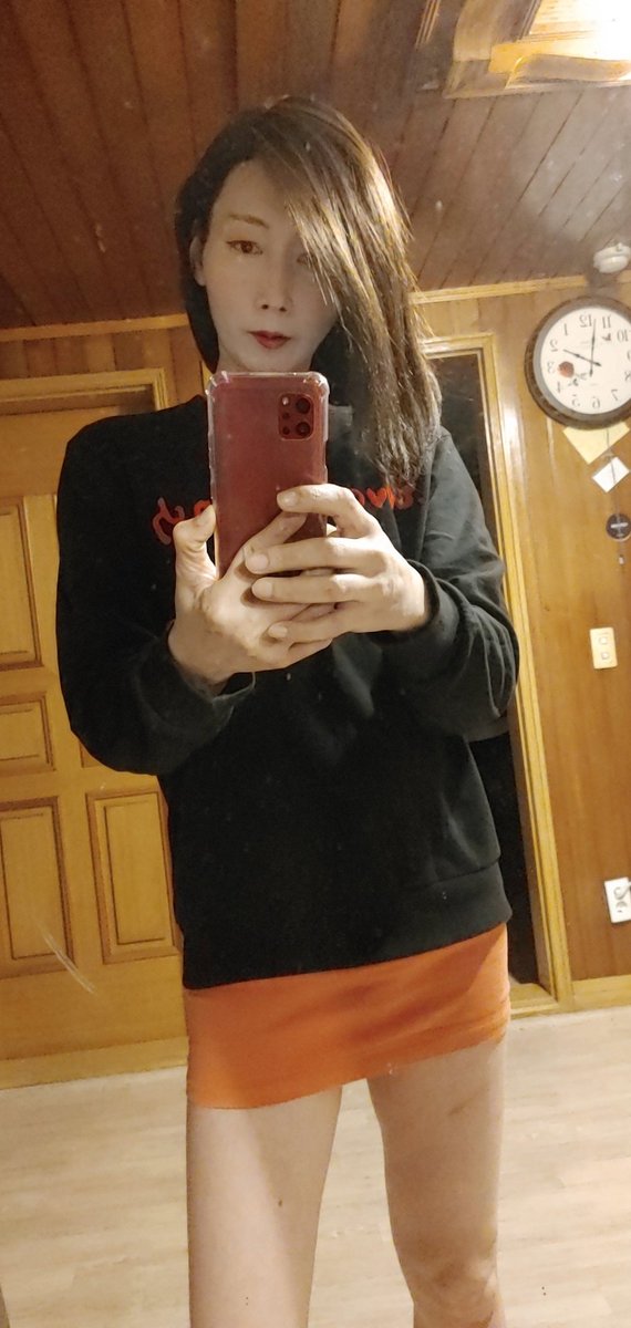 간만에 쉬는 주말인데 내도록 아파서 골골대다가 난 왜케 자주 아픈걸까 생각하다가 분위기 전환겸 메이컵 심하게 하고 한컷.