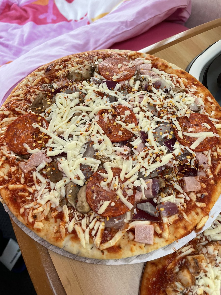 TrethowanRs's tweet photo. @asda @AsdaServiceTeam 
Not sure 5 pieces of pepperoni makes for good value? https://t.co/mmYDS1KDbO