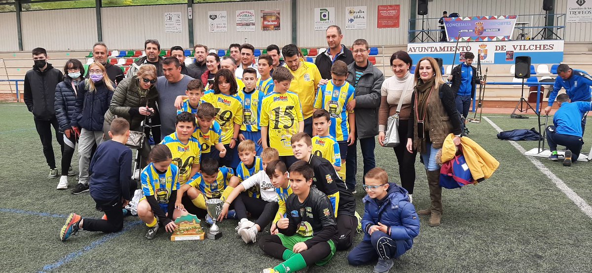 cedifa's tweet photo. ESCUELAS DE FUTBOL @RFAF @danonenationcup
El Presidente de la Federación Jiennense de Fútbol, Javier Mañas ha entregado la Copa de clasificación a Las Navas de San Juan.
✅Evento celebrado en Vilches con una perfecta organización 
@RFAFJAEN https://t.co/w2hKsxzF7z