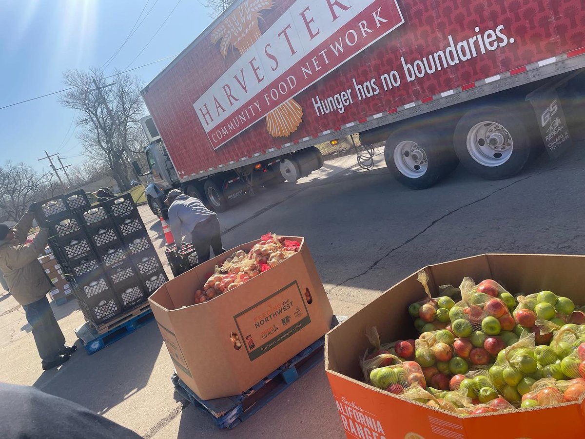 BlackStudentU_'s tweet photo. We had the opportunity to help serve the Topeka community today along with @Hlc_bc leaders! https://t.co/z6DOX12yIz