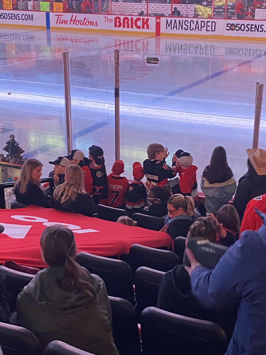 hadley811's tweet photo. Senators wives made ushers kick kids out of the way that have been waiting since 5:30 to see warmups.  If you wanna get to the glass then get here early, they did!! BOO! #DivaSenswives 👎🏽 #ottawasenators https://t.co/S50c4CATm1