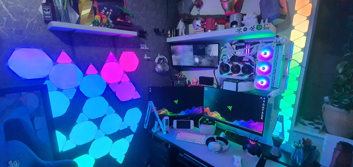 MikeWoodstar's tweet photo. @Razer My little corner of bliss #Razer https://t.co/yqSqMBYo06