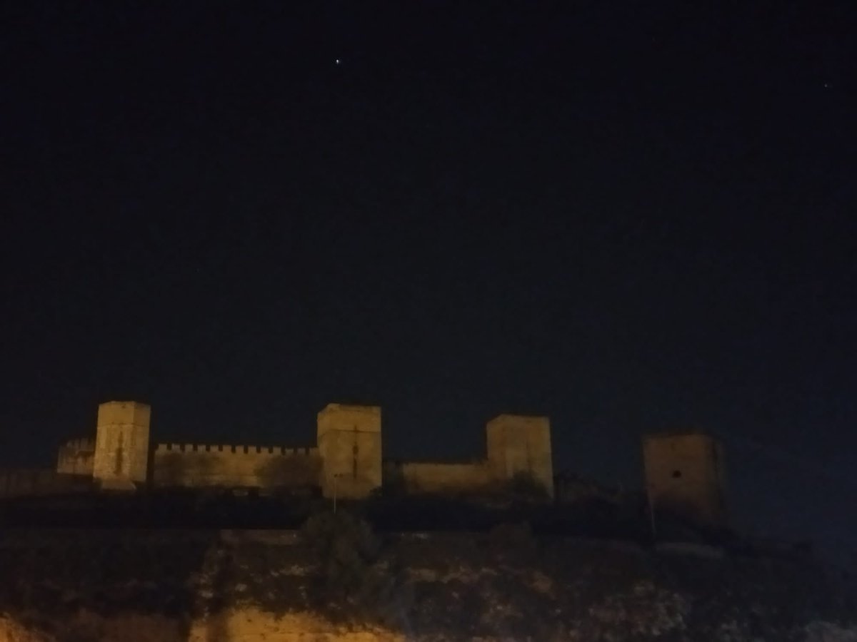 aytoguadaira's tweet photo. El Ayuntamiento ha apagado este sábado durante una hora la muralla del Castillo, para sumarse La Hora del Planeta que nos anima a reflexionar acerca de la necesidad de actuar ante el cambio climático y contrarrestar su impacto sobre la naturaleza y el planeta. https://t.co/LVEslLWQzX