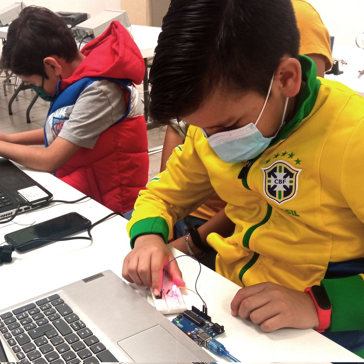 LorD_HardeM's tweet image. Cuando un niño logra encender un LED, sucede la magia 🙌 pues también se enciende y activa la capacidad de asombro y la curiosidad de explotar nuevos universos ✨ #ArduinoWeek2022