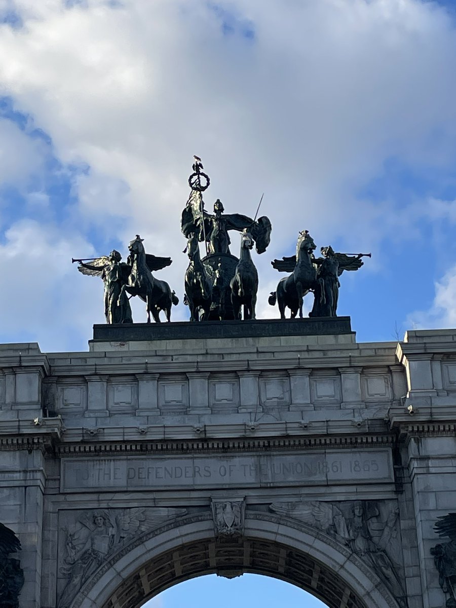saranics's tweet photo. Spotted: A red tailed hawk alighting on the Grand Army arch, probably mid-hunt. #everyevening #birdsafari https://t.co/Z6xyw19dwd