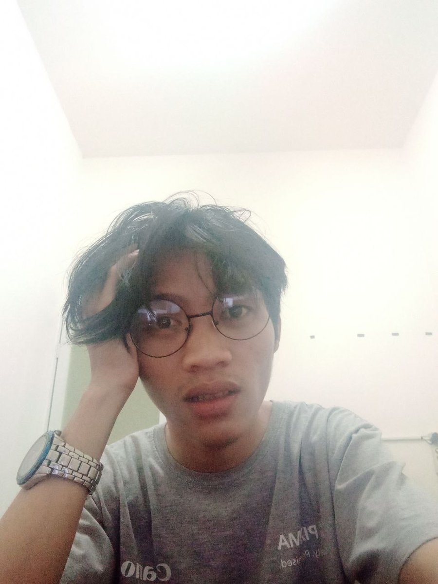 BntnD's tweet photo. Gak pernah foto pake nih HP, sekali foto kameranya burem 🤣 https://t.co/LvkRDJEEpS