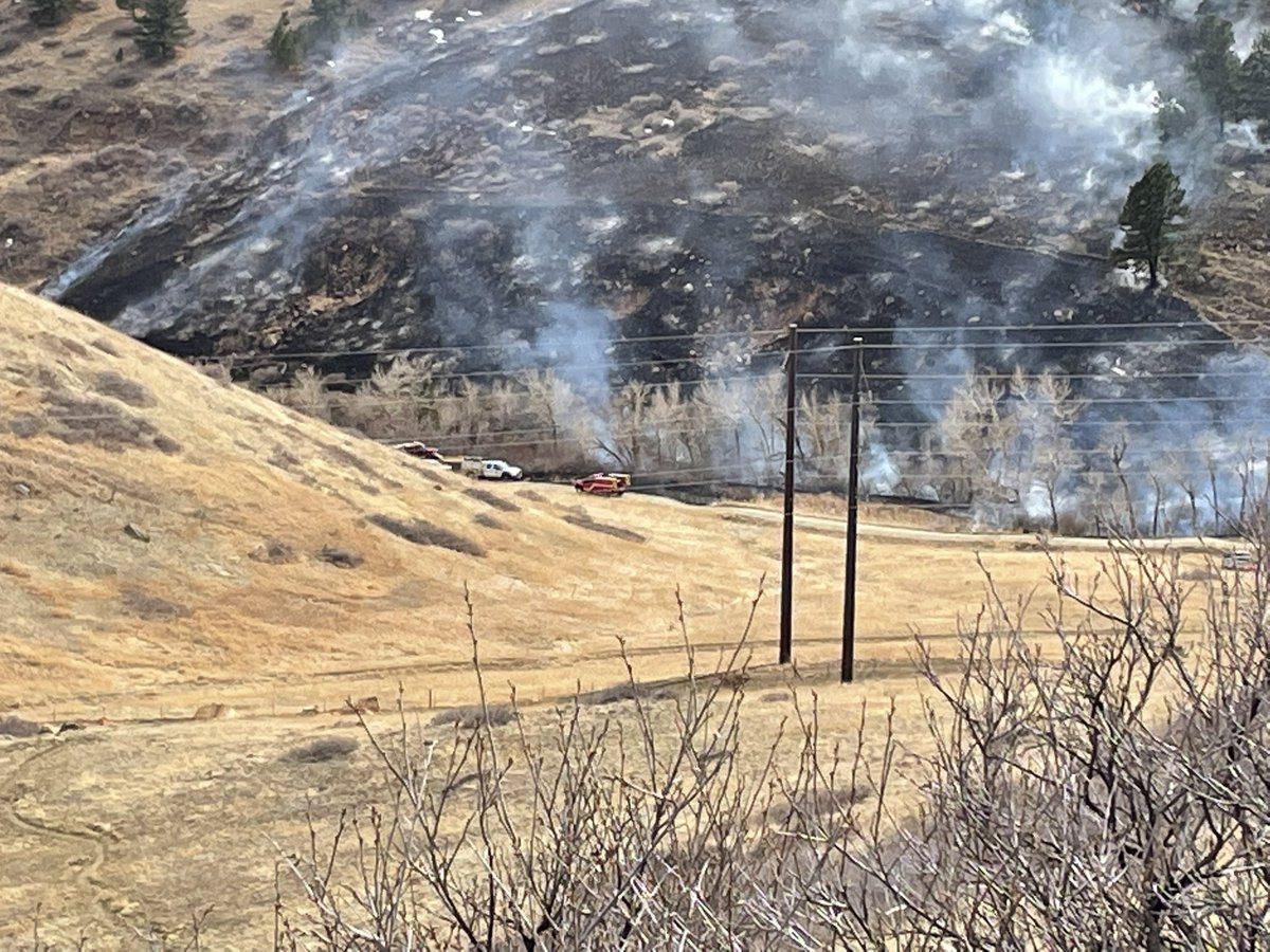 We will be live-streaming a press conference from the scene at approximately 5pm #NCARfire The fire is currently at 60 acres in size with zero containment
