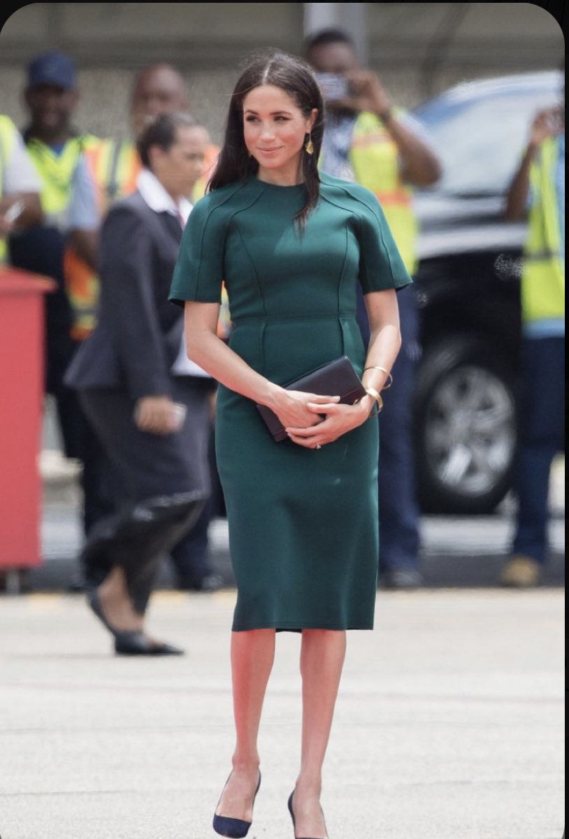 hrrysgreysuit's tweet photo. I think the fit in the shoulders and color is off ! 

I like Catherine’s 💚

The MeMe Australian Tour 
#OopsComparing https://t.co/eijtgG8LiO
