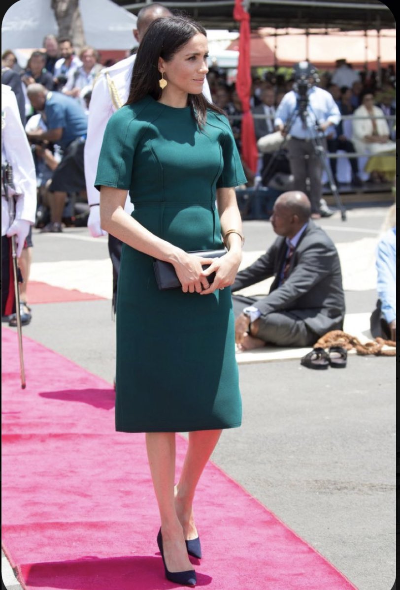 hrrysgreysuit's tweet photo. I think the fit in the shoulders and color is off ! 

I like Catherine’s 💚

The MeMe Australian Tour 
#OopsComparing https://t.co/eijtgG8LiO