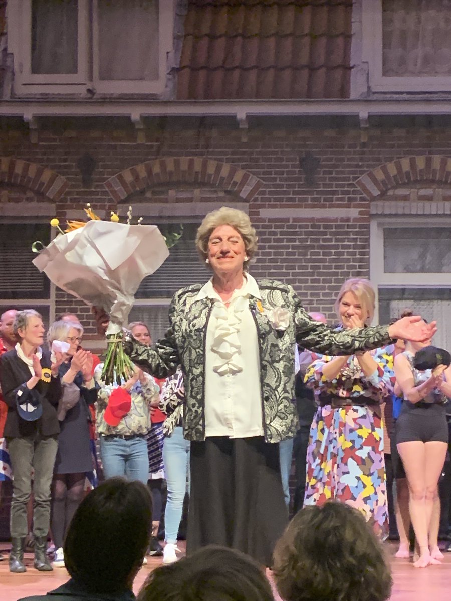 Tante Heabel fan it Stienklip fan #Sneek (Yde van Dijk) is Lid in de Orde van Oranje Nassau wurden. 20 jier Sneker humor. Ien grut waarm bad fannejûn. Tank! ⁦<a href="/TheaterSneek/">Theater Sneek</a>⁩ ⁦<a href="/SWFryslan/">Gemeente Súdwest-Fryslân</a>⁩ ⁦<a href="/provfryslan/">Provincie Fryslân</a>⁩