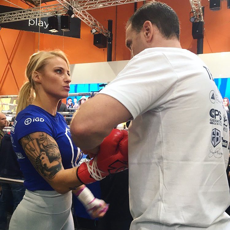 jeffreyboxe's tweet photo. @EbanieBridges (8-1, 3 koβs) is the new IBF Bantamweight champion with a unanimous decision of 100-91, 97-93 x 2 over Maria Cecilia Roman (16-6-1). Great work on the inside with hooks and uppercuts from the Blonde Bomber from Australia π¦πΊ #BridgesRoman #womenboxing #boxing https://t.co/6Ua6Fmq1Fw