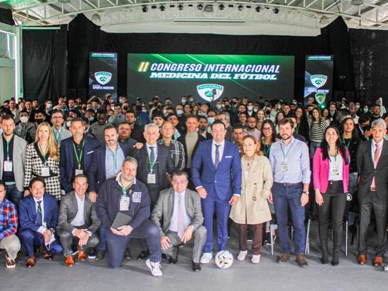 MireiaPorta's tweet photo. Un 11 de congreso⚽️
Un 11 de ciencia📚🔝 
Un 11 en calidad humana😍de pedazos profesionales⏩ahora ya como amigos GRACIAS @DocQuiceno @CarlosZu14 @Equidadfutbol por hacerlo posible👊👏
@PedroE_Alcaraz @Jeukendrup @acea_ngel @HernanGiuria @juancq09 @Paolo_Gaudino @andreszapatanut https://t.co/aWV3BrL4eH