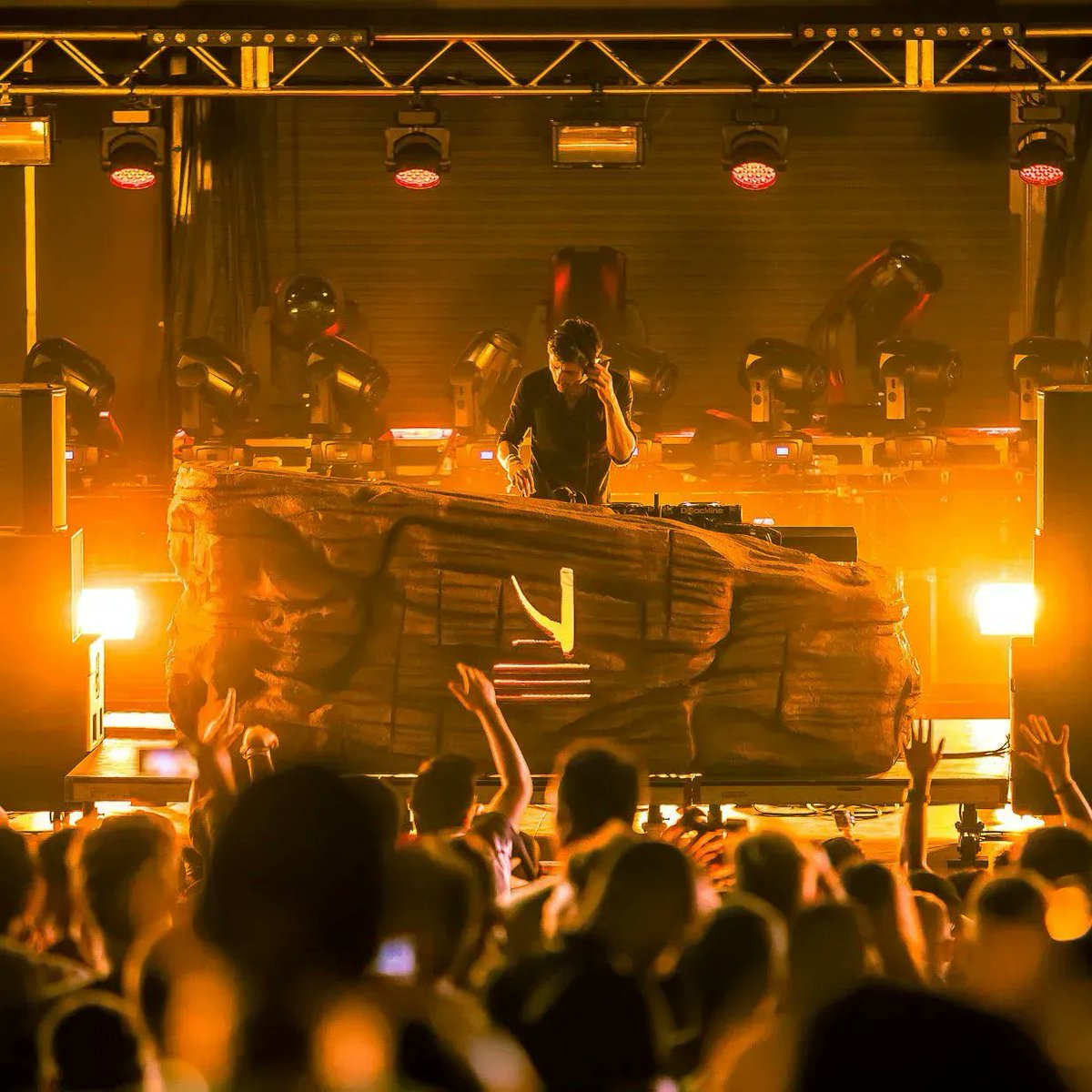 KSHMRmusic's tweet image. MIAMI - I'm closing out the @ULTRA Live Stage at 11pm tonight with the KSHMR Orchestral Experience 🔥 

Also playing the @dimmak showcase right after it, see you there